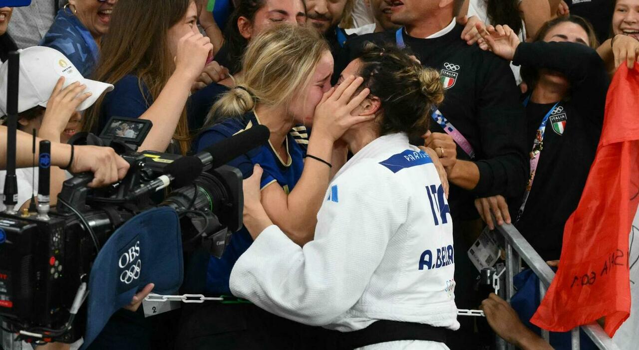 Alice Bellandi celebra el oro olímpico con beso de judoka brasileña