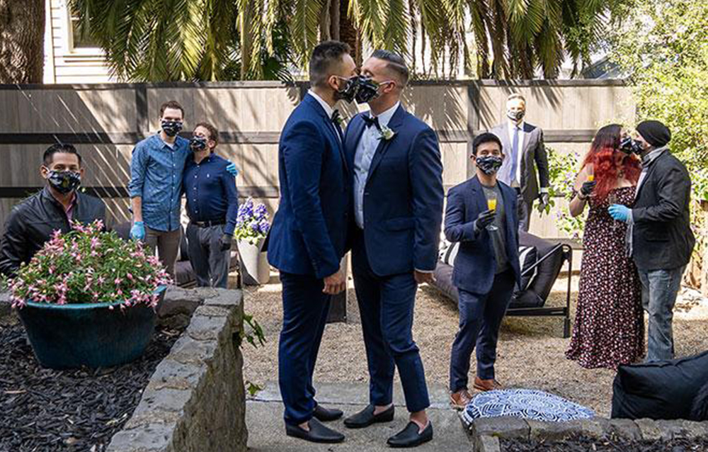 A pesar del coronavirus, pareja gay se une en matrimonio usando tapabocas