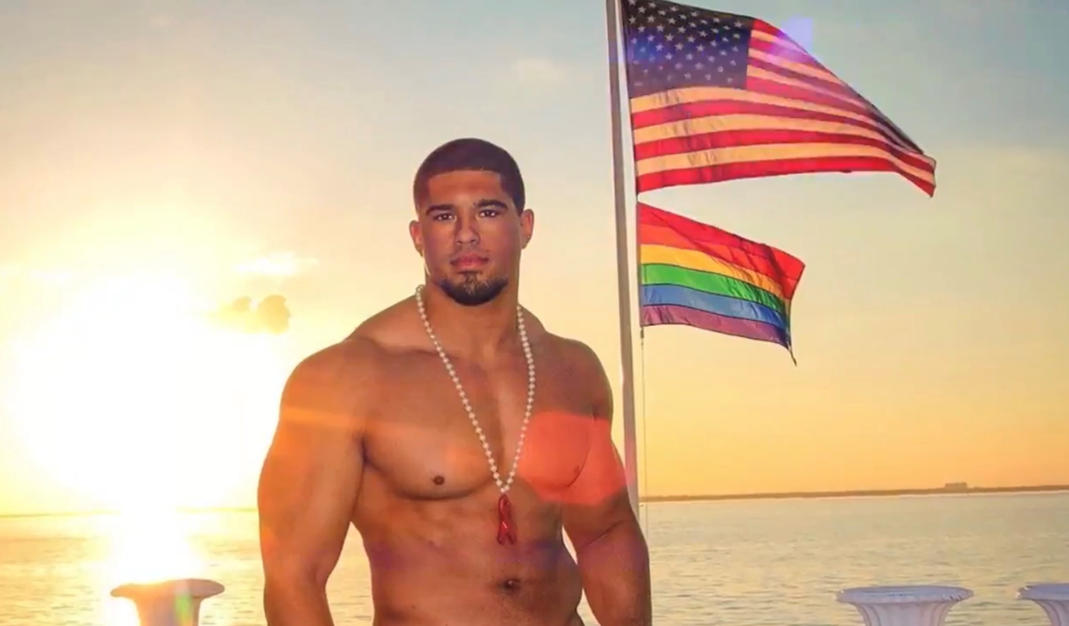 La vez que el atractivo luchador profesional Anthony Bowens se identificó  como gay, confirmando que no es bisexual – Plaza Diversa