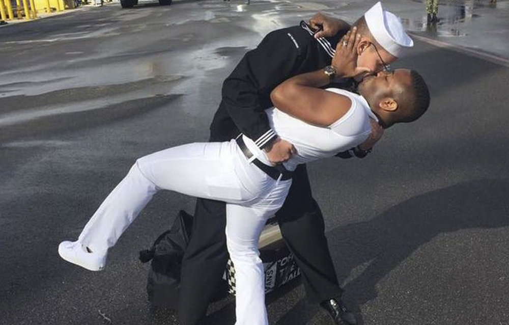 Apasionado beso de bienvenida le da hombre a su esposo marinero