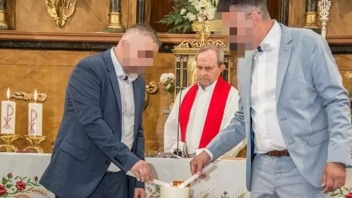 Escándalo Un Cura Católico Oficia Una Boda Gay En Una Iglesia De