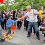 La marcha del Orgullo ‘más pequeña del mundo’ se llevó a cabo para ‘celebrar el amor en todas sus formas’