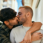 SCRUFF te aconseja: Cómo hablar con un chico por primera vez
