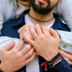 Formas en las que solamente los hombres gays muestran afecto