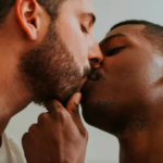 Lewis Hamilton insta a la F1 a abordar los derechos LGBTQ mientras su casco arcoíris regresa a Qatar