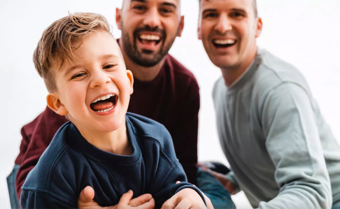 Los hijos de padres homosexuales son más felices y saludables que los hijos de padres heterosexuales