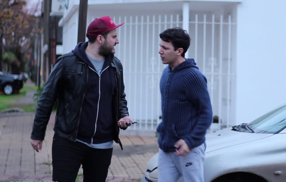 Carrera de Uber terminó en discusión entre hombre y conductor por culpa de un beso