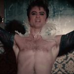 La serie ‘White Lotus’ de HBO Max tiene una escena de lamida de “melocotón” entre hombres