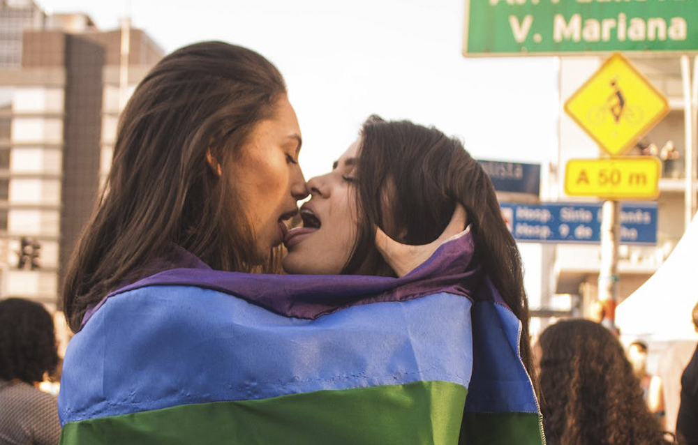 Dueño de licorera deberá disculparse por acción discriminatoria contra pareja lésbica