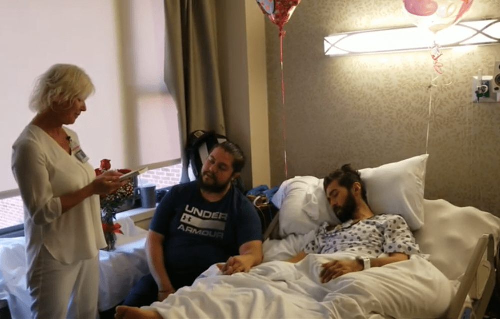 Entre sus últimos deseos paciente gay con cáncer se casa con su novio