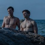 Campeón de natación se enamora de su compañero de equipo en el film “The Swimmer”
