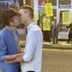Doloroso video: Joven gay atacado por una multitud homofóbica