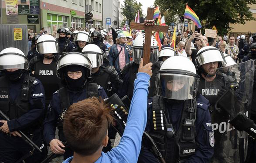 Hay 30 personas detenidas por atacar la marcha del Orgullo en Polonia