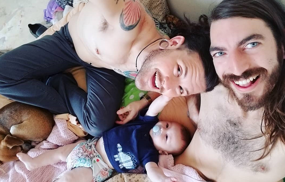 Hombre dio a luz tras encontrar el amor en una app de citas gay