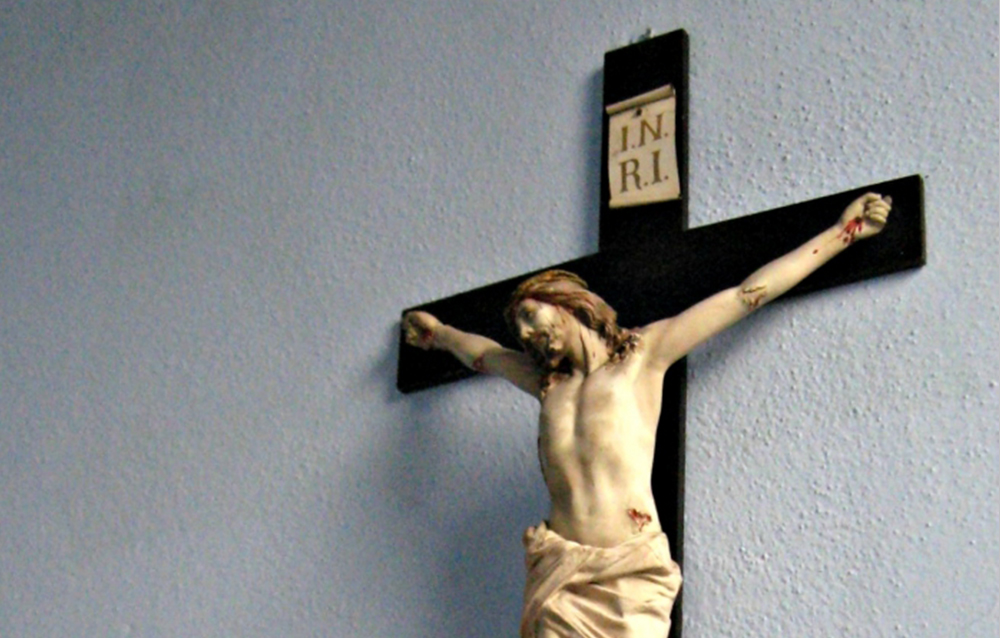Iglesia pide a los LGBTIQ no usar símbolos religiosos