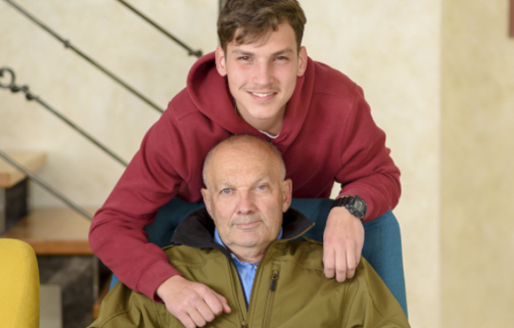 La madre lo echó de casa por ser gay su abuelo lo defendió