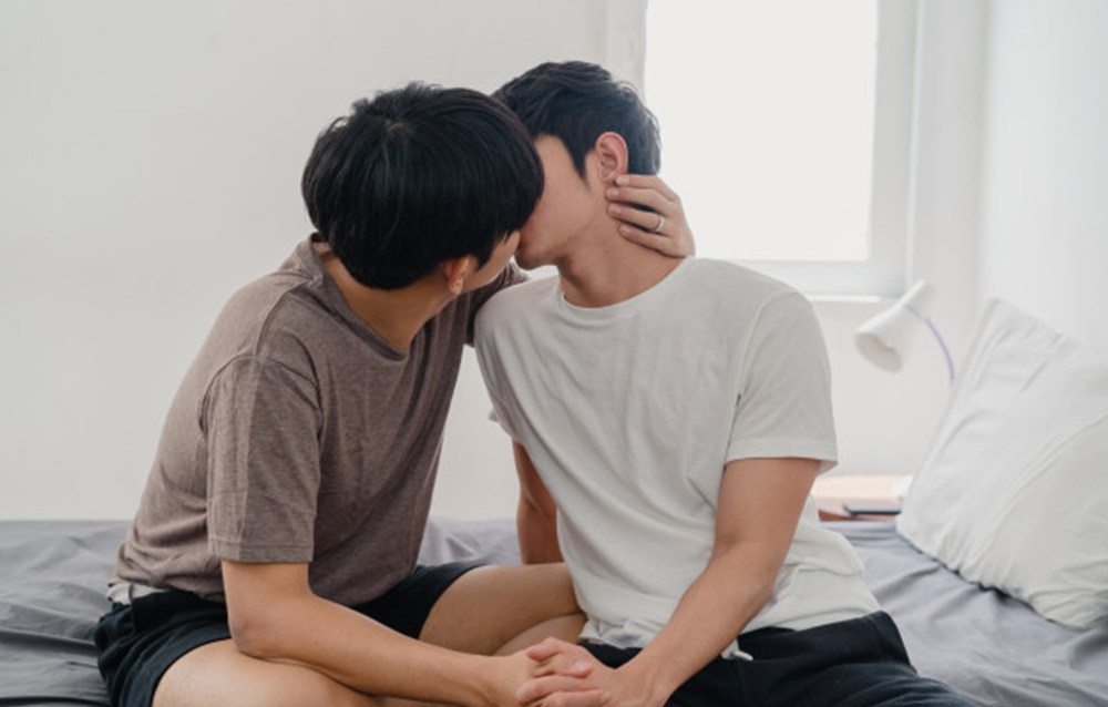 Mi roomie hetero terminó en mi cama esta cuarentena