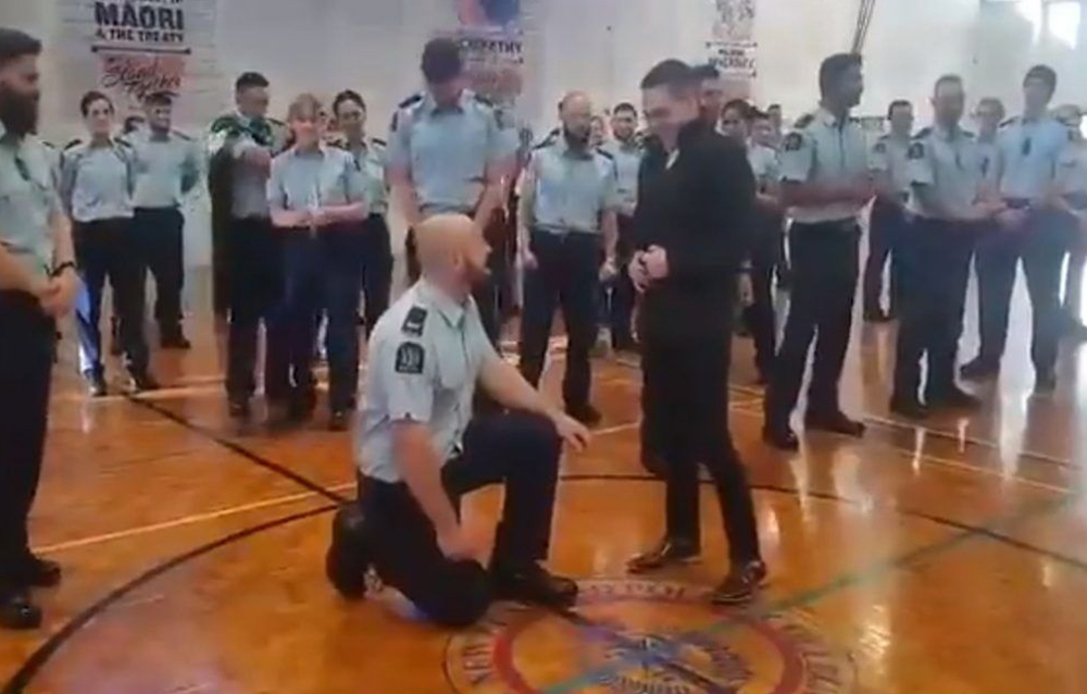 Policía le propuso matrimonio a su novio durante su graduación