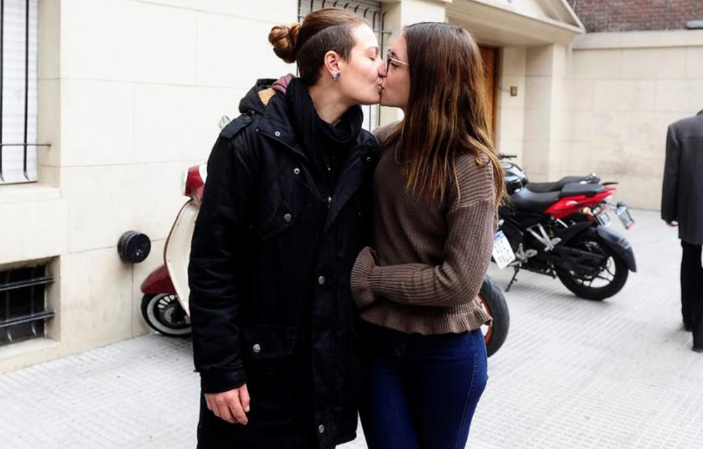Por besar a su novia mujer ha sido sentenciada