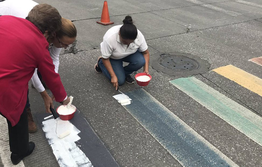 Providas borran cebra peatonal arcoíris en ciudad mexicana