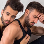 A pesar del coronavirus, pareja gay se une en matrimonio usando tapabocas