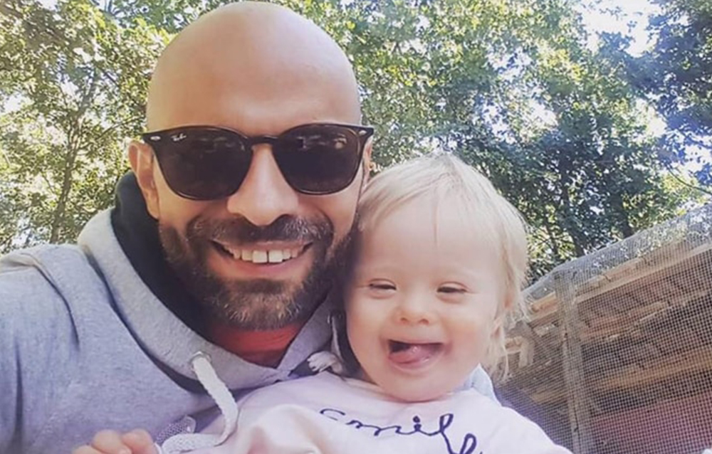 Soltero gay adopta a una bebé con síndrome de Down