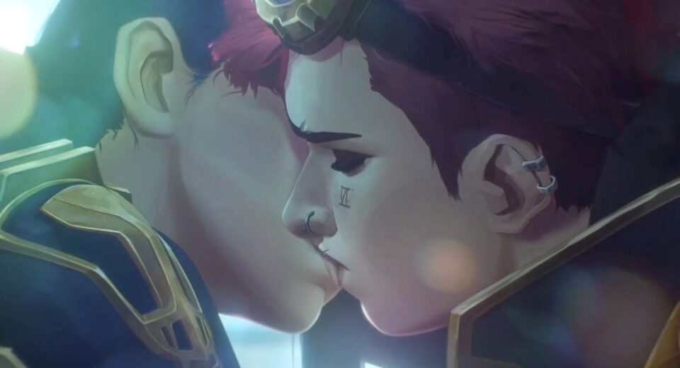 Beso entre Vi y Caitlyn en Arcane de Netflix.