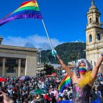 Influencer colombiano denuncia agresión en Medellín “por ser gay”