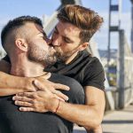 Vecinos pintan bandera del Orgullo después que la escuela prohibiese símbolos LGBTQ