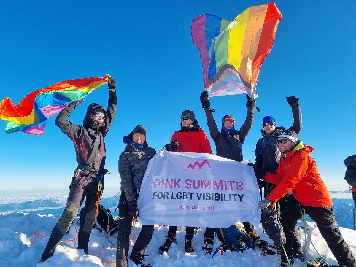 pink-summits-on-top-of-Mont-Blanc-with-the-whole-team_1200