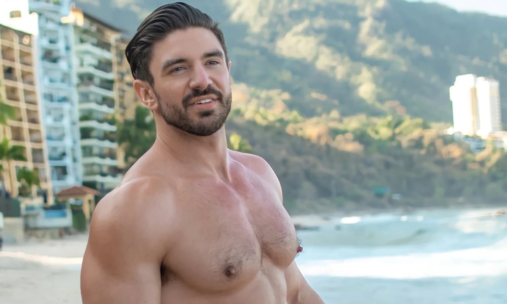 Steve Grand Enloquece A Las Redes Sociales Con Una Selfie En La Que